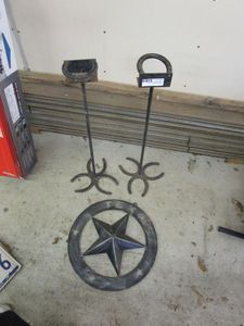 lot 45 image: TEXAS STAR METAL DECOR, 2 IRON HORSESHOES AND REBAR STANDS