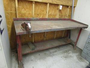 lot 20 image: LARGE METAL WORK TABLE INCL. MOUNTED VISE