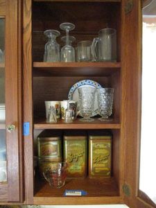 lot 170 image: CONTENTS OF KITCHEN CABINET VERTICALLY