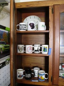 lot 164 image: CONTENTS OF KITCHEN CABINET, 3 SHELVES VERTICALLY