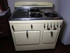 lot 1 image: INCREDIBLE, 1950S CHAMBERS GAS STOVE, ORIGINAL PARTS, BUILT IN THERMOWELL, IN-A-TOP BROILER &amp GRIDDLE, XTRA ACCESSORIES &amp MANUAL