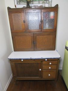 lot 4 image: LATE 1800s to EARLY 1900s HOOSIER CABINET WITH ORIGINAL FLOUR SIFTER. GREAT CONDITION W GLASS STILL INTACT (CONTENTS NOT INCLUDED)