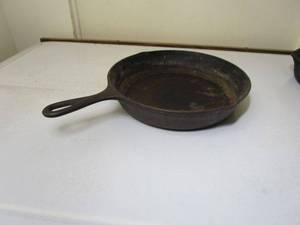 lot 68 image: 8 CAST IRON SKILLET, MARKED D 8&nbsp
