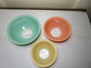 lot 74 image: 3 COLORED PYREX BOWLS, EASILY FITS IN EACH OTHER FOR STORAGE