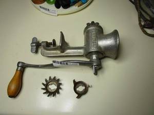 lot 205 image: VINTAGE UNIVERSAL FOOD &amp MEAT CHOPPER No 1 UNION MFG CO