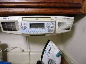 lot 83 image: SONY KITCHEN CLOCK RADIO WITH CD PLAYER STEREO HOME SYSTEM W MEGABASS,UNDER CABINET MOUNT WORKING