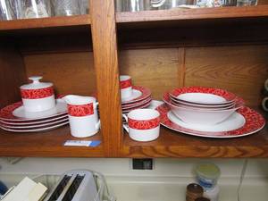 lot 173 image: CONTENTS OF BOTTOM SHELF, MATCHING SET RED PAISLEY PRINT DISHES