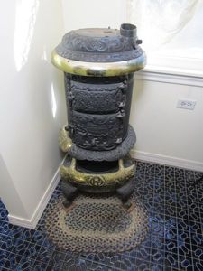 lot 2 image: 1906 ROUND OAK P.D. BECKWITH MODEL E-14 CAST IRON WOOD STOVE, BRASS RESTORED, AMAZING CONDITION