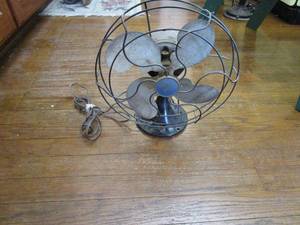 lot 78 image: ANTIQUE 1940s EMERSON&nbspOSCILLATING FAN MODEL 2450 B