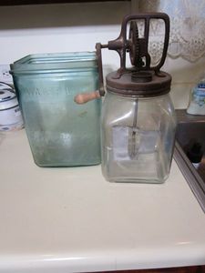 lot 186 image: ANTIQUE DAZEY CHURN NO. 40 &amp GLASS BUTTERY JAR