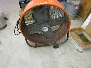 lot 10 image: MAXX AIR HIGH VELOCITY COMMERCIAL DRUM FAN. BACK WHEELS AND HANDLE FOR EASY MOVING