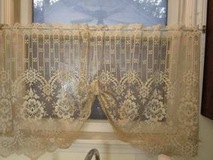 lot 66 image: DOILY DRAPES &amp RODS IN KITCHEN AND BREAKFAST NOOK (TOP AND BOTTOM ON 3 DIFFERENT WINDOWS)