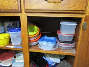 lot 206 image: BOTTOM KITCHEN CABINET CONTENTS ON TOP SHELF ONLY