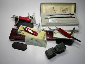 lot 101 image: VARIOUS SWISS ARMY KNIVES, LOCKHEED MARTIN TOY TRUCK