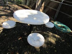 lot 189 image: OUTDOOR TABLE AND CHAIRS&nbsp