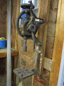 lot 265 image: EARLY 1900s ANTIQUE HAND CRANK BLACKSMITH DRILL PRESS, IN AMAZING CONDITION
