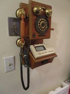 lot 214 image: ANTIQUE LOOK MODERN PHONE WITH CALLER ID