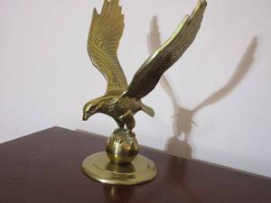 lot 210 image: VINTAGE BRASS EAGLE