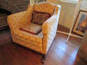 lot 152 image: VINTAGE ARM CHAIR WFLORAL PATTERN AND FLORAL CUSHIONS