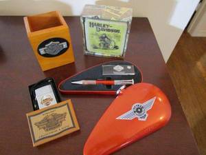 lot 243 image: ALL HARLEY DAVIDSON-ENGINE SHAPED PEN IN GAS TANK CASE, HD ZIPPO W EAGLE ON IT IN CASE, STONE LOOK COASTERS, PEN HOLDER