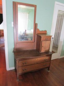 lot 162 image: ANTIQUE GENTLEMANS DRESSER, EARLY TO MID 1900s, SWIVEL MIRROR