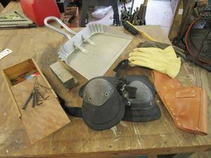 lot 328 image: KNEE PADS, GLOVES, LG DUSTPAN, SMALL TOOLS SUCH AS ALLEN WRENCHES