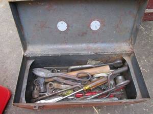lot 395 image: TOOL BOX WITH VARIETY OF TOOLS