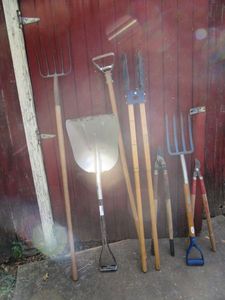 lot 403 image: SHOVEL, PITCH FORKS, POST DIGGER, KNOPPERS