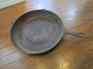 lot 408 image: CAST IRON SKILLET