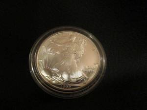 lot 113 image: 1992 AMERICAN EAGLE 1 OZ. FINE SILVER-ONE DOLLAR, COIN IN PROTECTIVE CASE &amp GREEN VELVET CASE WITH GOLD TONE EAGLE EMBLEM