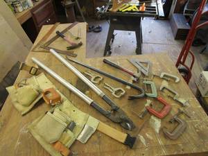 lot 263 image: MULTIPLE SIZE C CLAMPS, HAMMER, CROWBAR, SPEED SQUARE, CRAFTSMAN TOOLBELT, HEAVY DUTY CUTTERS