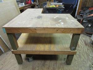 lot 272 image: WOODEN L SHAPED WORK BENCH WITH BOTTOM SHELF