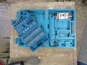 lot 305 image: Makita 9.6V 90 Degree angle drilldriver in case, case of assorted bits