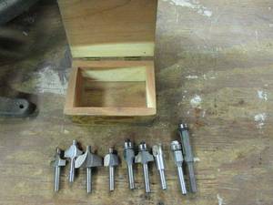 lot 285 image: 9 ROUTER BITS &amp TRIM BITS IN WOODEN STORAGE BOX, ROUND OVERS, HINGE, STRAIGHT TRIM,14-12