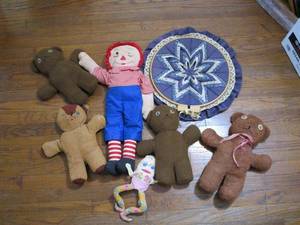 lot 288 image: VINTAGE RAGGEDY ANNE, MR. BEAN TEDDY BEARS, HUMPTY DUMPTY, HANDMADE QUILTED DECOR