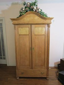 lot 160 image: ENTERTAINMENT CENTER INCLUDING PLASTIC FOLIAGE ON TOP