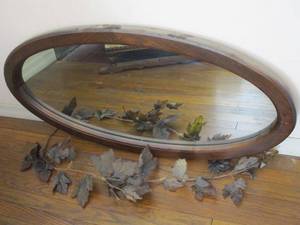 lot 294 image: HEAVY OVAL MIRROR W WOOD FRAME, FOLIAGE DECOR