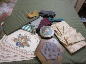 lot 369 image: PLACEMATS, TABLE CLOTHS, NAPKINS, GLOVES