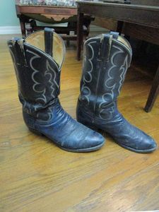 lot 382 image: TONY LAMA MENS BOOTS SIZE 9
