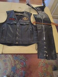 lot 387 image: HARLEY DAVIDSON LEATHER VEST AND CHAPPS