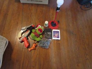 lot 368 image: VINTAGE TOYS- ARMY MEN, KERMIT, 8 TRACKS, NINTENDO GUN