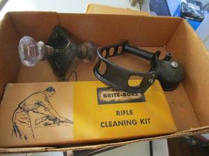 lot 136 image: RIFLE CLEANING KIT, ANTIQUE DOOR KNOB, ANTIQUE CAST IRON STIRRUP
