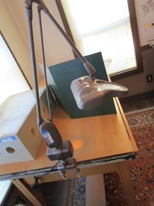 lot 137 image: SWING ARM MAGNIFIER W LIGHTS, CLAMPS ON EDGE