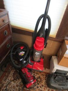 lot 133 image: DIRT DEVIL SHOP VAC, HANDHELD DIRTDEVIL, DIRTDEVIL FEATHERLITE BAGLESS VACCUUM