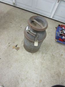 lot 93 image: 10 GAL BUHL METAL MILK CAN W METAL TAG