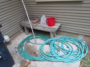 lot 432 image: WOODEN BENCH, HOSE, CONTAINERS, TEXAS BRICK, LONG BAMBOO STICK, HOSE IN FRONT OF PROPERTY