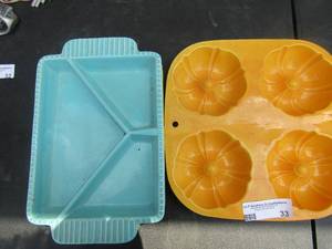 lot 33 image: Jello mold and  2 DIVIDED TRAYS