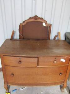 lot 46 image: Vintage 3 drawer chest with mirror back