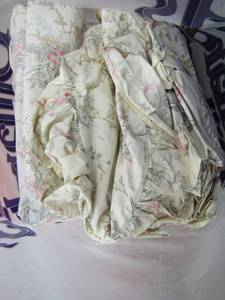 lot 55 image: Ralph Lauren twin sheets and Wamsetta  twin sheet sets