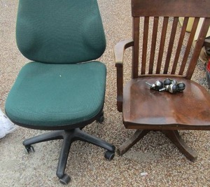 lot 73 image: Wood rolling office chair (brown) & GREEN DESK CHAIR